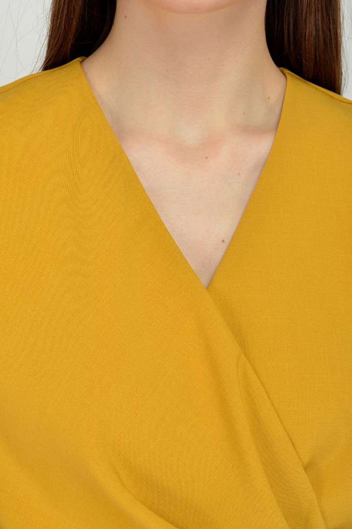 Фото товара 19915, горчичное платье с асимметричным кроем